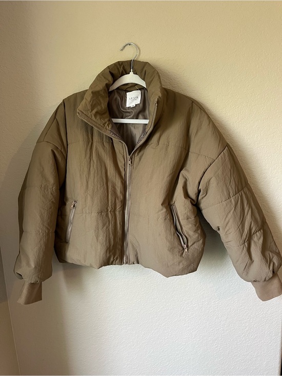 Le Lis Jackets & Blazers - LELIS Collection Taupe Cropped Puffer Jacket Medium Neutral Zip Quilted Coat